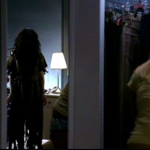 Bloody Mary compare allo specchio di una delle sue vittime nell'episodio 'Terrore allo specchio' di Supernatural