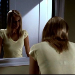 Chelan Simmons allo specchio mentre sta per essere uccisa da Bloody Mary nell'episodio 'Terrore allo specchio' di Supernatural
