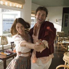 Claire Danes e Hugh Dancy in una sequenza del film Un amore senza tempo