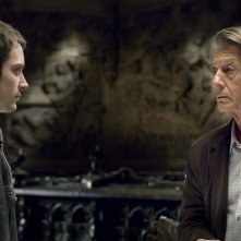 Elijah Wood e John Hurt in una scena del film Oxford Murders - Teorema di un delitto