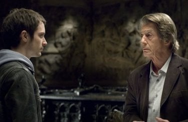 Elijah Wood e John Hurt in una scena del film Oxford Murders - Teorema di un delitto