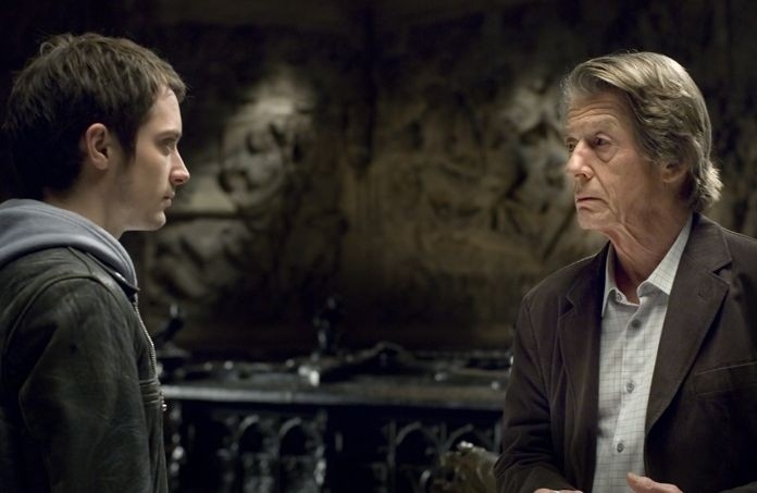Elijah Wood e John Hurt in una scena del film Oxford Murders - Teorema di un delitto