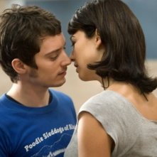 Elijah Wood bacia Leonor Watling in una scena del film Oxford Murders - Teorema di un delitto