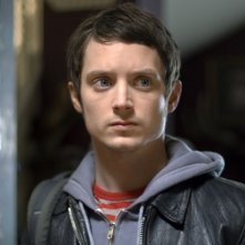 un irriconoscibile Elijah Wood in una scena del film Oxford Murders - Teorema di un delitto
