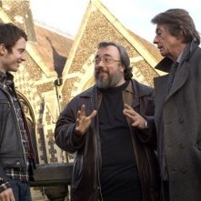 Elijah Wood, John Hurt e il regista Álex de la Iglesia sul set del film Oxford Murders - Teorema di un delitto