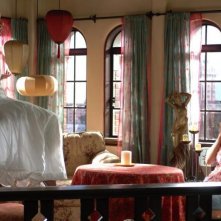 Eva Longoria e Lake Bell in una sequenza del film La sposa fantasma