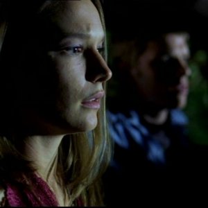 Jane McGregor in auto con il suo ragazzo mentre sono attaccati dall'Uomo Uncino in Supernatural