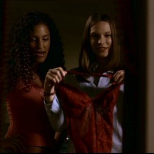 Jane McGregor insieme a Christie Laing nella scena d'apertura dell'episodio 'Hookman' di Supernatural