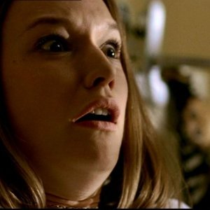Jane McGregor scopre che la sua compagna di stanza è stata brutalmente assassinata nell'episodio 'L'Uomo Uncino' di Supernatural
