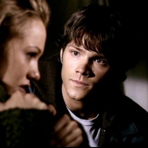 Jared Padalecki conforta Charlie, interpretata da Marnette Patterson in 'Bloody Mary'