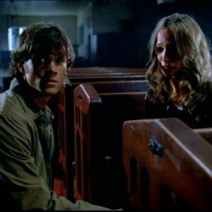Jared Padalecki e Jane McGregor in chiesa si accorgono che sta succedendo qualcosa di strano in 'Hookman' della serie Supernatural