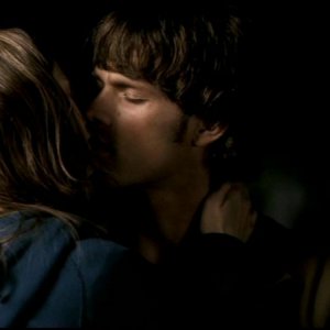 Jared Padalecki e Jane McGregor mentre si baciano nell'episodio 'L'Uomo Uncino' di Supernatural