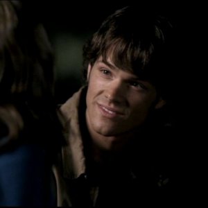 Jared Padalecki e Jane McGregor parlano sul viale della casa di Lori