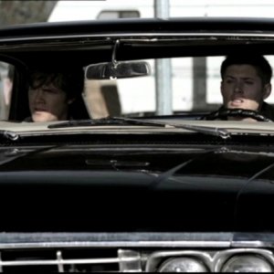 Jared Padalecki e Jensen Ackles a bordo della fedele Impala mentre seguono un sospettato durante l'episodio 'Bugs'