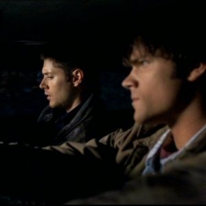 Jared Padalecki e Jensen Ackles analizzano gli indizi sul caso su cui stanno indangando in 'Insetti'