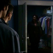 Jared Padalecki e Jensen Ackles e Loretta Devine in una scena dell'episodio 'Home' di Supernatural