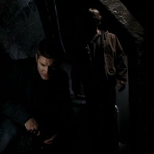 Jared Padalecki e Jensen Ackles esplorano i tunnel delle fogne per trovare il nascondiglio della creatura in 'Questione di pelle'