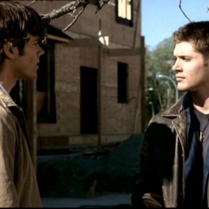 Jared Padalecki e Jensen Ackles fanno a testa o croce per decidere chi dei due dovà calarsi nella fossa per cercare qualche indizio in 'Insetti'
