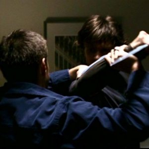 Jared Padalecki e Jensen Ackles in una scena di lotta nell'episodio 'Skin'