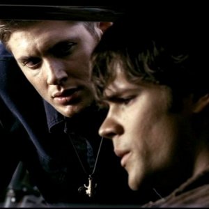 Jared Padalecki e Jensen Ackles in una scena di 'Skin': Sam riceve un messaggio di aiuto da una sua amica del college.