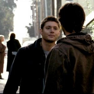 Jared Padalecki e Jensen Ackles indagano su una creatura capace di cambiare aspetto in 'Questione di pelle'