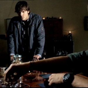 Jared Padalecki e Jensen Ackles mentre preparano gli strumenti per scacciare via il poltergeist nell'episodio 'Home' di Supernatural