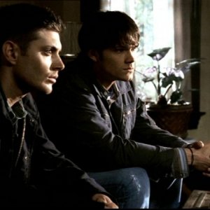 Jared Padalecki e Jensen Ackles nella  casa di Missouri a Lawrence, nell'episodio 'Ritorno a casa'