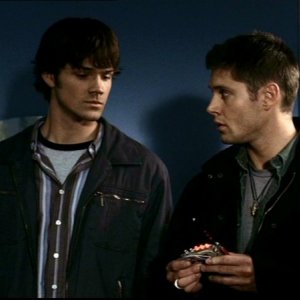 Jared Padalecki e Jensen Ackles nella nursery dove la madre morì tra le fiamme, nell'episodio 'Ritorno a casa'