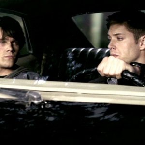 Jared Padalecki e Jensen Ackles si allontanano dopo aver risolto il caso del mutaforme in 'Sikn'
