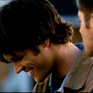 Jared Padalecki e Jensen Ackles si preparano a lasciare la città dopo aver salvato la famiglia Pike in 'Bugs'