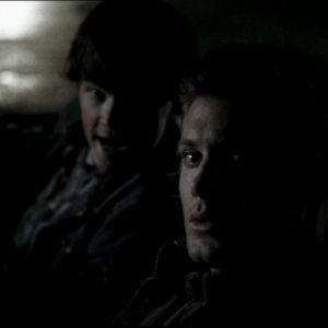 Jared Padalecki e Jensen Ackles sorvegliano la vecchia casa dei Winchester nell'episodio 'Home'