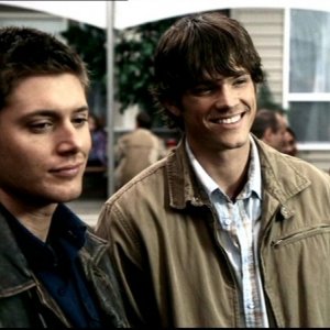 Jared Padalecki e Jensen Ackles vengono scambiati per una coppia gay durante un barbecue party in 'Bugs' di Supernatural