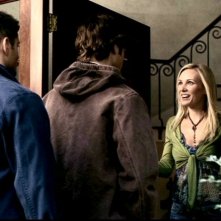 Jared Padalecki Jensen Ackles E Amy Grabow Sulla Soglia Di Casa Del Personaggio Interpretato Da Amy Becky Warren Nell Episodio Skin 56847