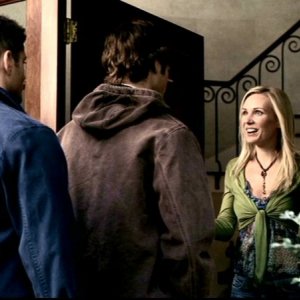 Jared Padalecki, Jensen Ackles e Amy Grabow sulla soglia di casa del personaggio interpretato da Amy, Becky Warren, nell'episodio 'Skin'