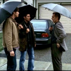 Jared Padalecki, Jensen Ackles e Andrew Airlie mentre discutono dell'ultima morte misteriosa in 'Bugs'