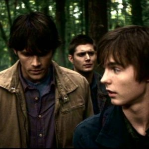 Jared Padalecki, Jensen Ackles e Tyler Johnston in 'Bugs' mentre camminano nei boschi per cercare tracce sui fenomeni che stanno accandendo