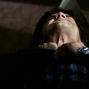 Jared Padalecki mentre viene soffocato dal poltergeist che infesta la casa nell'episodio 'Home'