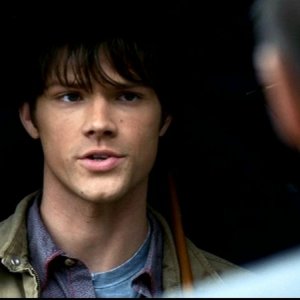 Jared Padalecki sotto la pioggia mentre discute con Larry Pike della morte della sua collega nell'episodio 'Bugs'