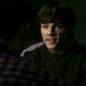 Jared Padalecki spiega a Dean, il personaggio di Jensen Ackles,i motivi per cui devono tornare a Lawrence, in Kansas, nell'episodio 'Home'