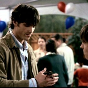 Jared Padalecki tiene tra le mani l'animletto 'domestico' di Matt, interpretato da Tyler Johnston