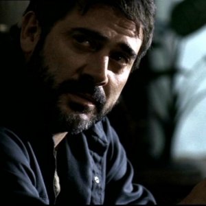 Jeffrey Dean Morgan ascolta i rimproveri di Missouri alla fine dell'episodio 'Ritorno a casa'