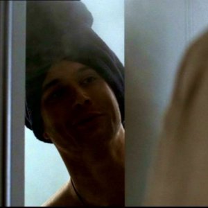Jensen Ackles appena uscito dalla doccia in 'Bugs' 