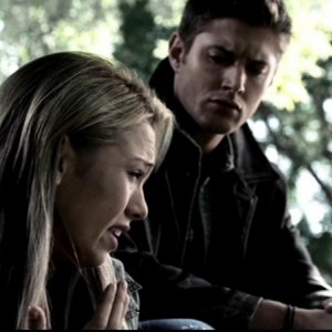 Jensen Ackles ascolta il racconto di Marnette Patterson nell'episodio 'Terrore allo specchio'