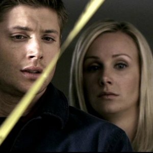 Jensen Ackles e Amy Grabow mentre notano lo strano comportamento del cane del vicino nell'episodio 'Questione di pelle'