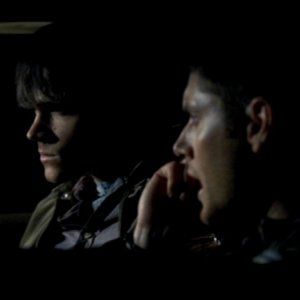 Jensen Ackles e Jared Padalecki al telefono con Matt per avvertirlo del pericolo che sta correndo in 'Bugs' di Supernatural