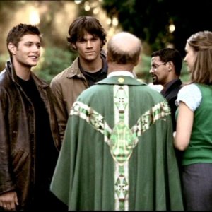 Jensen Ackles e Jared Padalecki fanno conoscenza del reverendo Sorenson e sua figlia, interpretati da Dan Butler e Jane McGregor in 'Hookman'