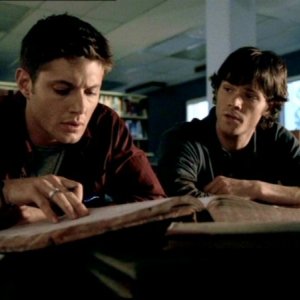 Jensen Ackles e Jared Padalecki in biblioteca per effettuare delle ricerche su chi si nasconde dietro l'Uomo Uncino in 'Hookman'