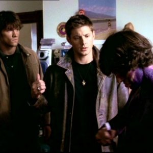 Jensen Ackles e Jared Padalecki mentre fanno la conoscenza del nuovo compagno di stanza alla confraternita dove si sono imbucati nell'episodio 'Hookman'