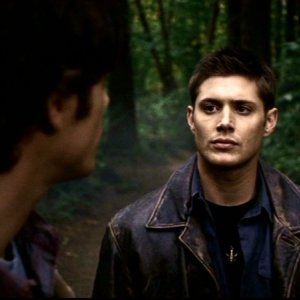 Jensen Ackles e Jared Padalecki seguono una pista nei boschi e parlano del loro rapporto con il padre in 'Bugs'