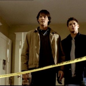 Jensen Ackles e Jared Padalecki sulla scena del secondo omicidio commesso dall'Uomo Uncino in 'Hookman'